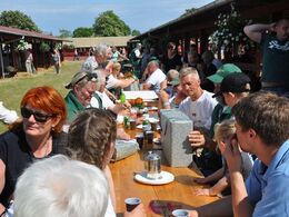 Tradiotionen tro, eftermiddagskaffe og udpakning af ærespræmier