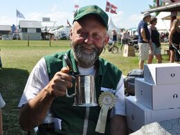 Pokal til Jan Henriksen for han kvie Mathilde - bedste limousine 2017