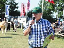 Jan P. Jensen bedømte limousinerne. Alle udstillere fik flot begrundet deres placeringer.