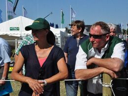 Solbriller og limousinekasketter var nødvendigt i den bagende sol. Lise og Bjørn Rasmussen