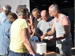 Erik, Margit og Ingrid sørger for pølser og kartoffelsalat til udstillere og hjælpere. Høj sol og højt humør.