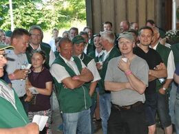 Torsdag morgen – efter vask af dyrene – er der morgenmøde ved limousineboden i stalden. Her forklares hvad der skal ske hvornår.