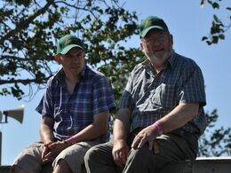 Nogen publikummer har valgt en placering højt over jorden