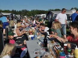 Torsdag aften grill, fællesspisning og hygge på campingpladsen. Bordet var næsten 50 meter langt!