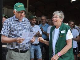 En glad og overrasket Ingrid Christiansen blev lørdag ved morgensamlingen udnævnt til ”Årets Landsskue-limousine m/k” for sit store arbejde omkring Landskuet og limousineboden