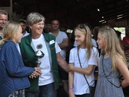 En glad Ingrid med vandrepokalen og omgivet af tre af sine børnebørn