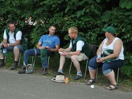 Afslapning i skyggen for den franske dommer og andre gode folk