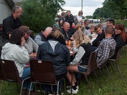 Onsdag aften - de sidste dyr og udstillere er ankommet, og humøret er højt. Limousineudstillerne samles til en omgang pølser og kartoffelsalat uden for stalden – Landskuet 2016 er begyndt