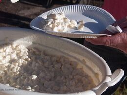 Ahhh – lækker hjemmelavet kartoffelsalat. Dorthe Jensen primus motor på grill-arrangementet. Tak for lån af grill, og tak til alle hjælperne før, under og efter grill-arrangementet.