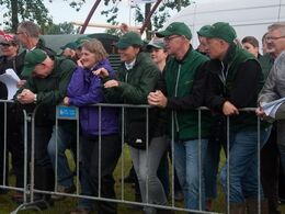 Højt humør blandt publikum, der også var underlagt de vejrmæssige luner