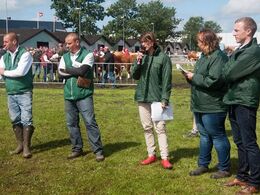 Dommer Jeanne Orlianges, giver sin bedømmelse, og Lene Black Sinkjær oversætter bedømmelserne til dansk