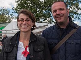 En storsmilende dommer, Jeanne Orlianges, sammen med sin ægtefælle efter torsdagens bedømmelser