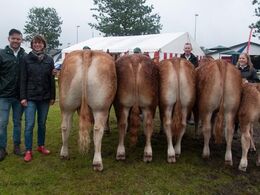 Glad vinder af besætningskonkurrencen sammen med den franske dommer