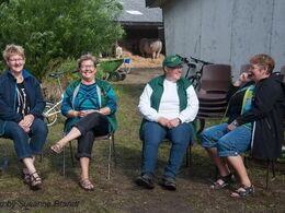 Glade limousinekvinder slapper af