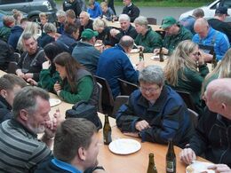 Her er det udstillerhygge onsdag aften med pølser og kartoffelsalat