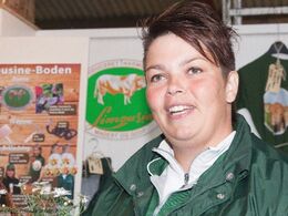 Hver morgen er der morgenmøde for udstillerne - her orienterer formand for avlsudvalget Lene Black Sinkjær om førstedagens program og opgaver