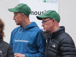 Dyrskuetid er familietid – der kunne bringes mange familiebilleder, men antallet indskrænkes til tre. Her et far-og-søn-billede udenfor manegen