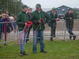 Her er far og søn i ringen som hjælpere