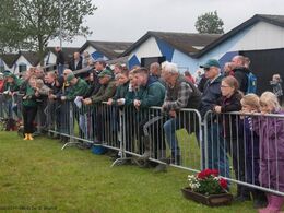 Det er et hardcore publikum, som lytter til både den franske dommer og den danske dommerassistent Jan P. Jensen (torsdag)