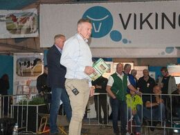 Auktionarius er klar med mikrofonen