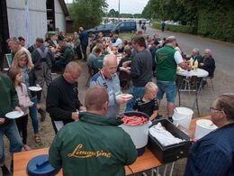 Landsskuet starter for de fleste udstillere m.fl. onsdag aften - med fællesspisning. Således også i 2018, hvor pølserne til en afveksling var røde og ikke grillede. Det skyldtes grillforbud på hele Landsskuet, som følge af tørken.