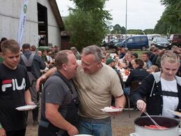 Gensynsglæde er der også masser af, da mange kender hinanden fra tidligere skuer eller andre limousinebegivenheder. Her er det Per Lynge Laursen og Jakob Ravn, der hilser kærligt på hinanden