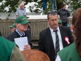 Torsdag formiddag går det løs med de første bedømmelser. Den franske dommer (th) i 2018 hedder Gerard Menard. Dommerassistent (tv) er danske Jan P. Jensen.
