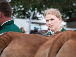 Der var individuelle kommentarer til alle dyrene. Som det ses, så lyttes der opmærksomt til dommerkommentarerne.