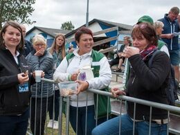Madammes - værsgo' tag en småkage. Der var lækre hjemmebagte småkagerne fra limousineudstillere m.fl. under hele skuet.