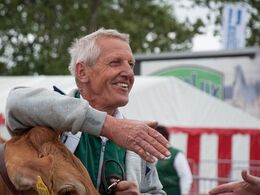 Håndtryk til en glad vinder af bedste yngre kvie