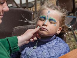 Denne søde pige er sminket som cyberprinsesse