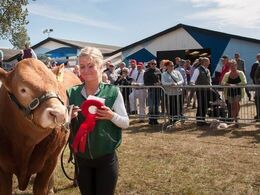 En superstolt vinder af mønstringskonkurrencen for juniorer