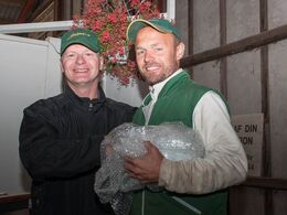 Ved lørdagens morgenmøde fik Tommy Jessing overrakt gave fra Frankrig for skuets bedste limousine