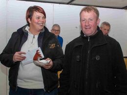 Fredagens morgenmøde indeholdt også gaveudveksling. Lene Black ses med gaven fra Frankrig, som blev overrakt af dommer Laurent Hilaire