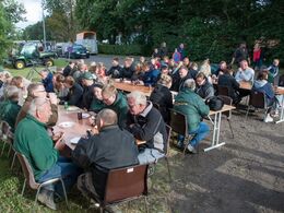 Iklædt lunt tøj møder udstillere og hjælpere ind til Landsskuet 2019. Onsdag aften ankommer de sidste folk og så er der grillpølser og kartoffelsalat til alle.