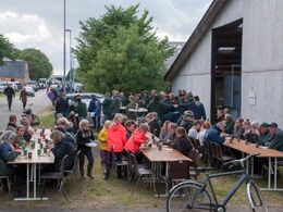 Snakken går lystigt både ved bordene og i pølsekøen.