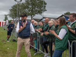 Højt humør hos både publikum og den franske hjælpedommer, Olivier Rambert