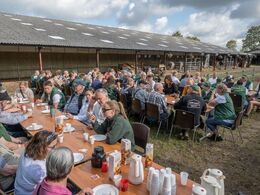 Traditionen tro fælles morgenbrød og morgenkaffe lørdag morgen