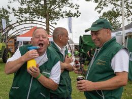 Mens den franske dommer svedte med oprangeringen af køer med kalv, så var der også nogen, der havde tid til spas i kulissen. Det er en kendt sag, at mange udstillere har øl i beautyboxens sprayflasker. Den smagte Per Lynge Laursen lige på.