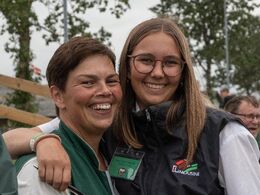 De store smil fremme hos mor og datter. Lene og Maja Black. Maja er med på flere af årets stemningsbilleder fra ringen, idet hun fungerede som hjælper for dommerne.