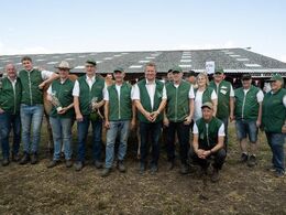 Alle udstillere fra region syd stillede op til fotografering sammen med den vindende gruppe af dyr.