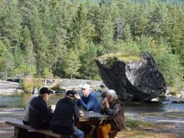 Kaffepause ved Suleskarvegen , alle nød det dejlige vejr.