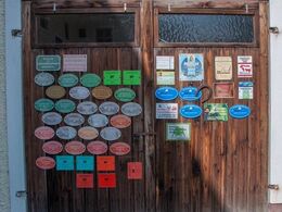 Diverse plaketter - hvoraf adskillige stammer fra tiden med malkekvæg