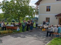 Forfriskninger og kage efter rundvisning på gården