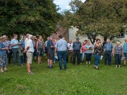 Lidt senere i en mindre fold ved ejendommen - driften bliver forklaret