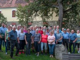 Efter forfriskninger i haven var det tid til endnu et gruppefoto