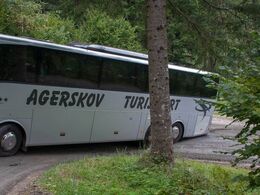 Så gik turen ad snoede bjergveje mod det næste besætningsbesøg - lige indtil bussen sad fast i et hårnålesving..! Jo, der var spænding på turen. Chaufføren fik bussen fri, og vi kom videre.