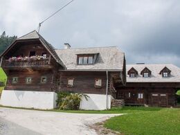 Beboelsen bygget ind i en bakke