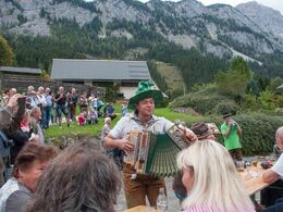 Underholdning mens der ventes på det store optog
