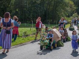 Først kommer børnene med deres pyntede legetøjstraktorer